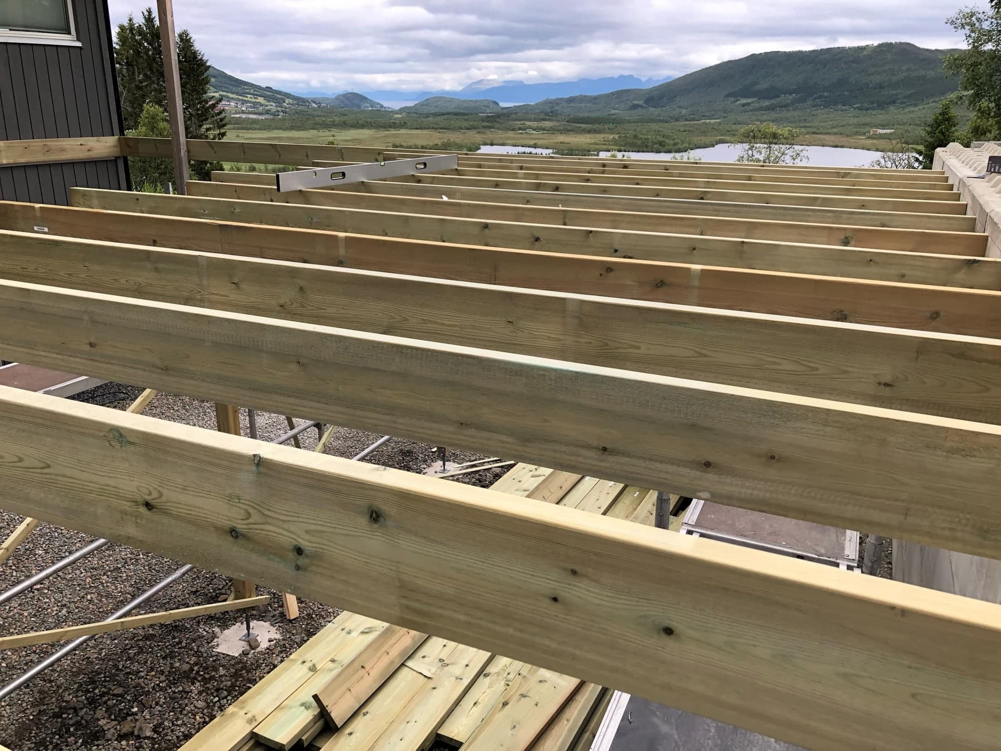 Bjelkelag til ny terrasse med utsikt over dalen