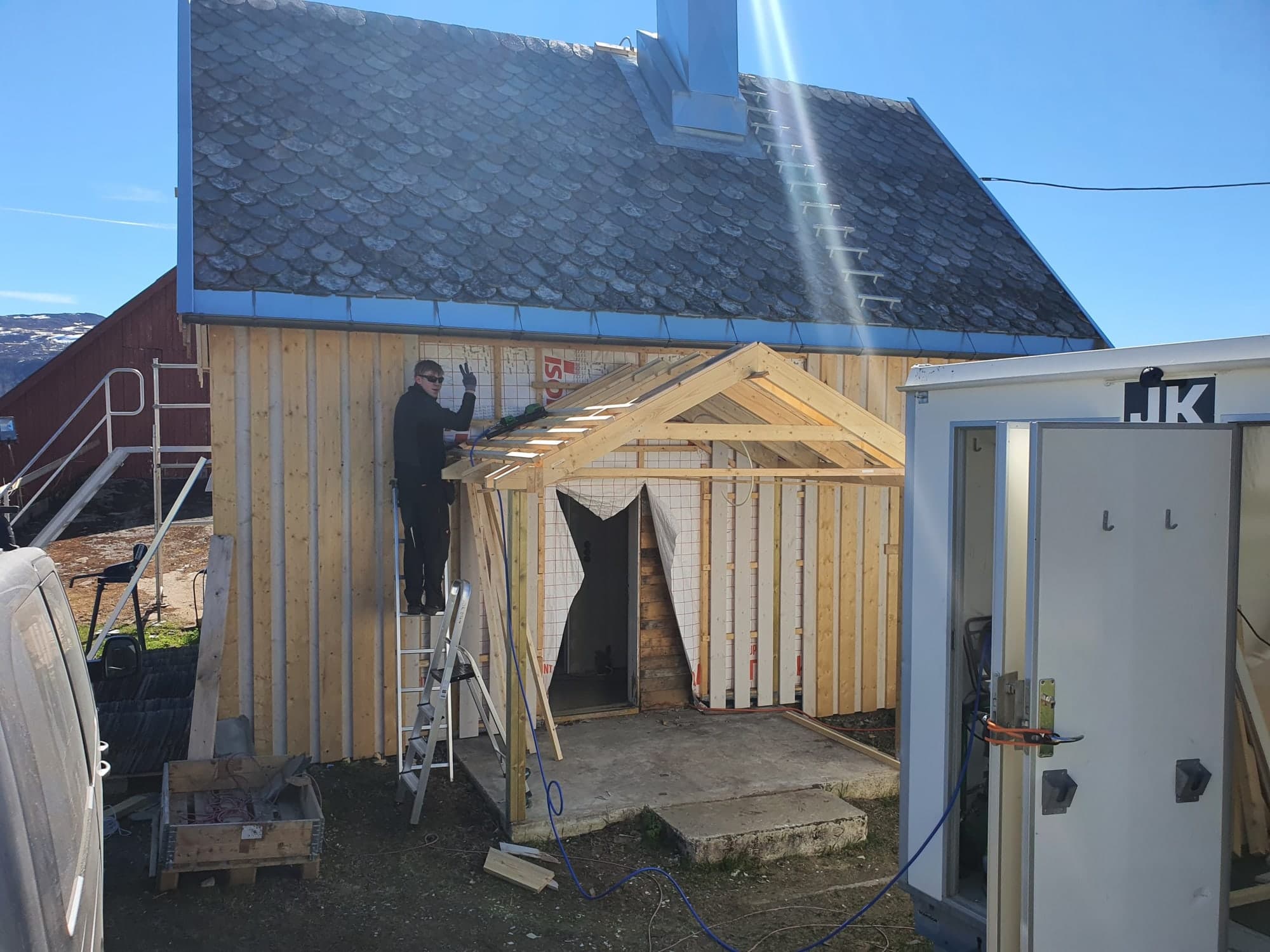 Huset med ny kledning og nytt inngangsparti under arbeid