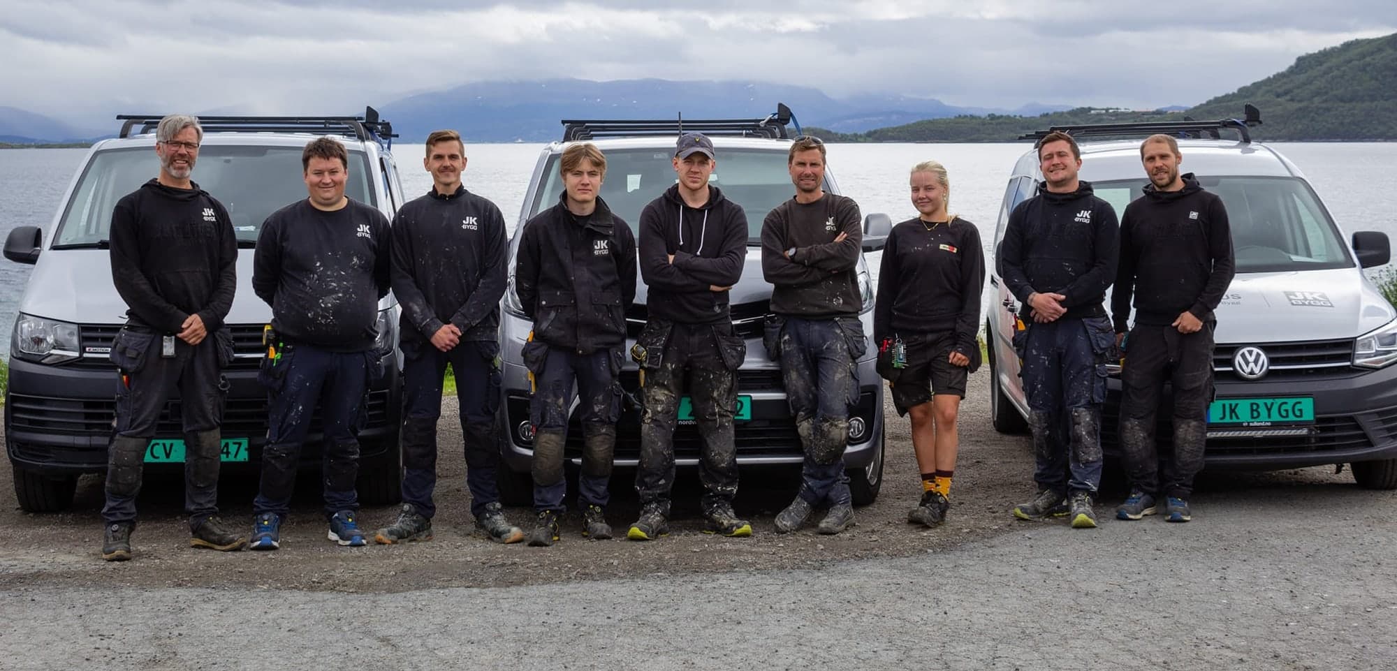 Teamet i JK Bygg foran firmabilene